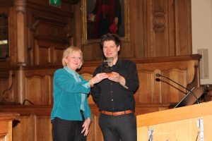 Prof Dame Pam Shaw presenting Dr Ashley Jones with the 2014 ENCALS Young Investigator Award